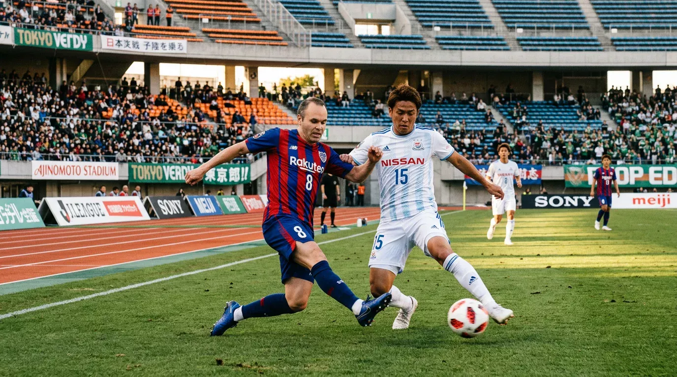 Jugadores del FC Tokyo con camisetas azul y rojo en acción durante un partido en Ajinomoto Stadium