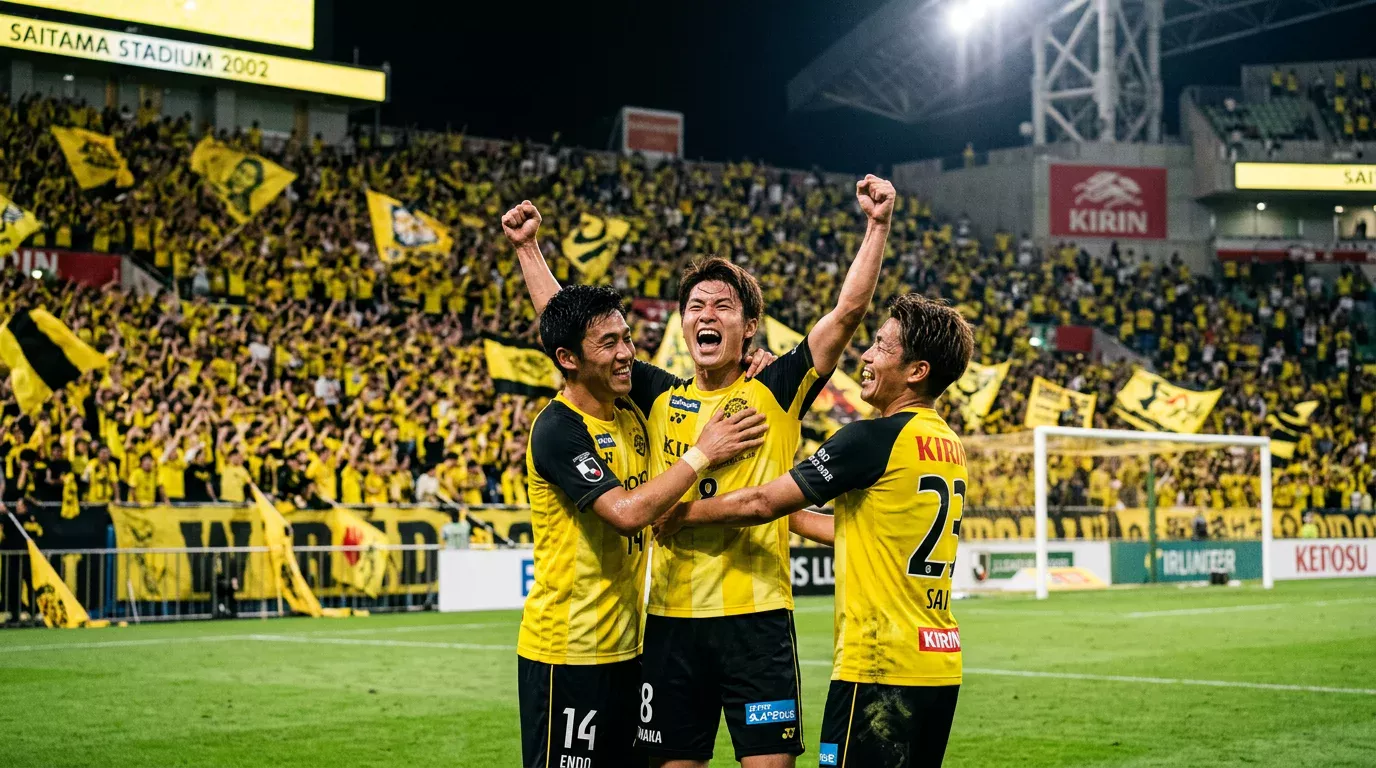 Jugadores del Kashiwa Reysol con camiseta amarilla celebran una victoria en el Sankyo Frontier Kashiwa Stadium
