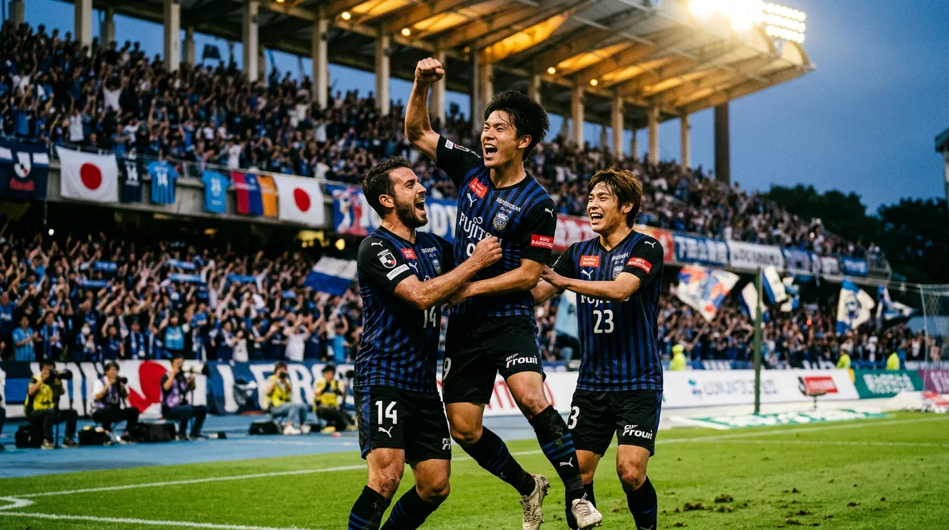 Jugadores del Kawasaki Frontale con camisetas azul marino celebrando un gol en el Todoroki Stadium