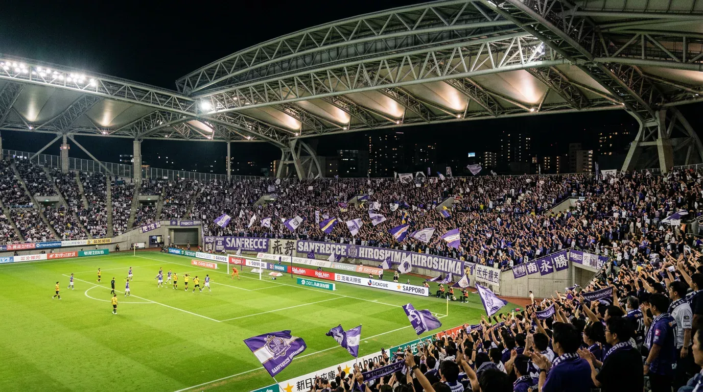 Estadio Edion Peace Wing de Hiroshima lleno de aficionados del Sanfrecce durante un partido de la J1 League