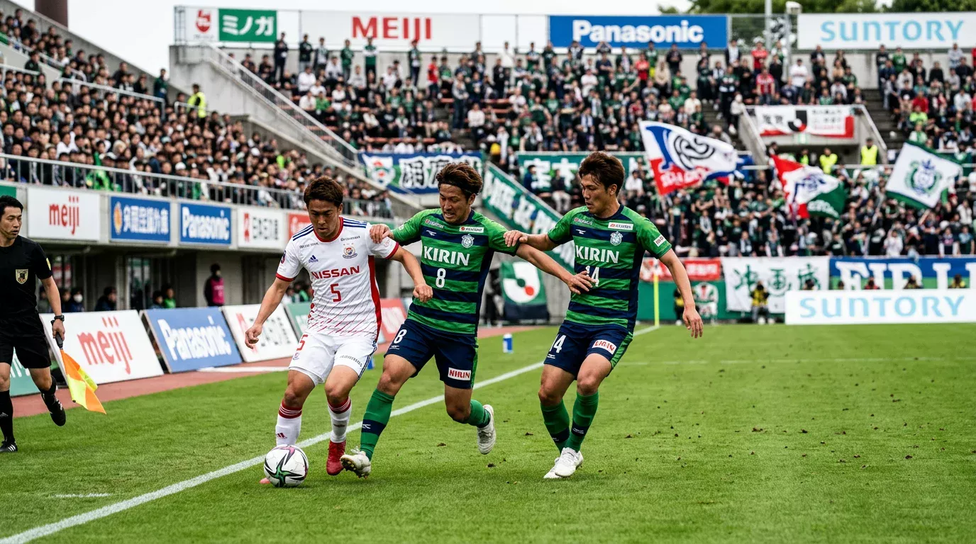 Jugadores del Shonan Bellmare con camiseta verde y azul en pressing alto durante un partido de la J1 League