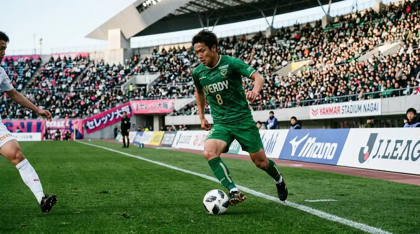 Jugador del Tokyo Verdy con camiseta verde controlando el balón en un estadio de la J1 League