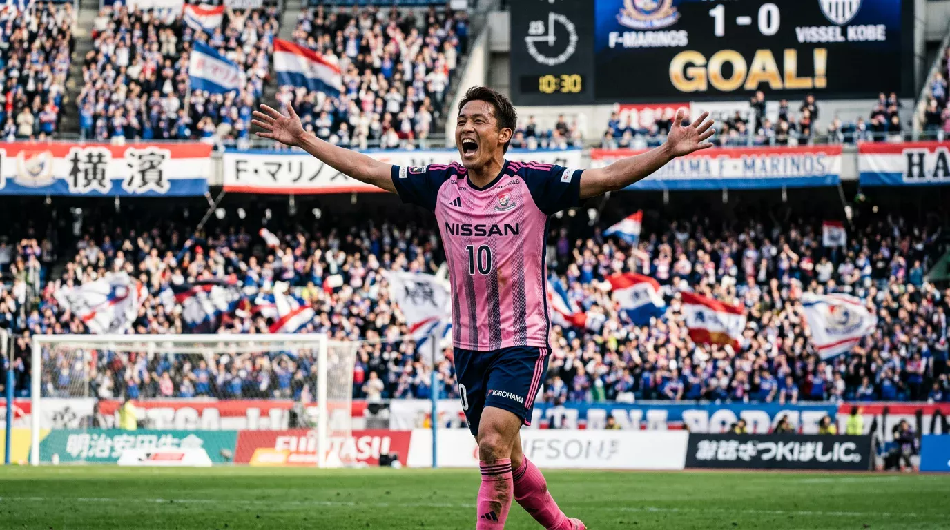 Jugador del Cerezo Osaka con camiseta rosa celebrando un gol frente a sus aficionados en el Yanmar Stadium